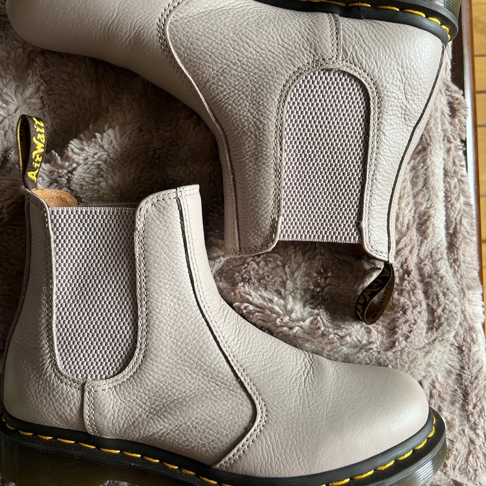 Dr. Martens Women’s 2976 Virginia Leather Cherlsea Boot Vintage Taupe